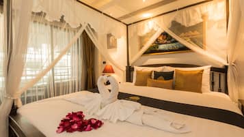 1 slaapkamer, een kluis op de kamer, een bureau