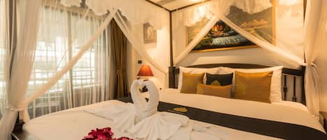 1 kamar tidur, brankas, meja kerja, dan tirai kedap cahaya