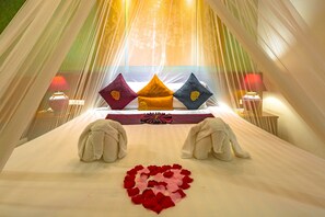 Superior Room (Double Bed) | In-room safe, desk, blackout curtains, soundproofing - Tanawan Phuket Hotel (Patong)