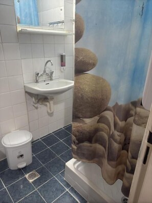 Shower, free toiletries, hair dryer, soap - Athens International Youth Hotel and Hostel (Athens)