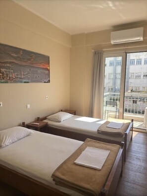 Twin Room | Free WiFi, bed sheets - Athens International Youth Hotel and Hostel (Athens)
