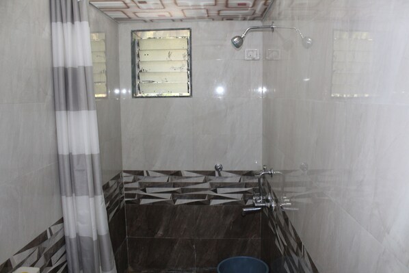 Habitación estándar | Baño | Amenidades de baño gratuitas y toallas 