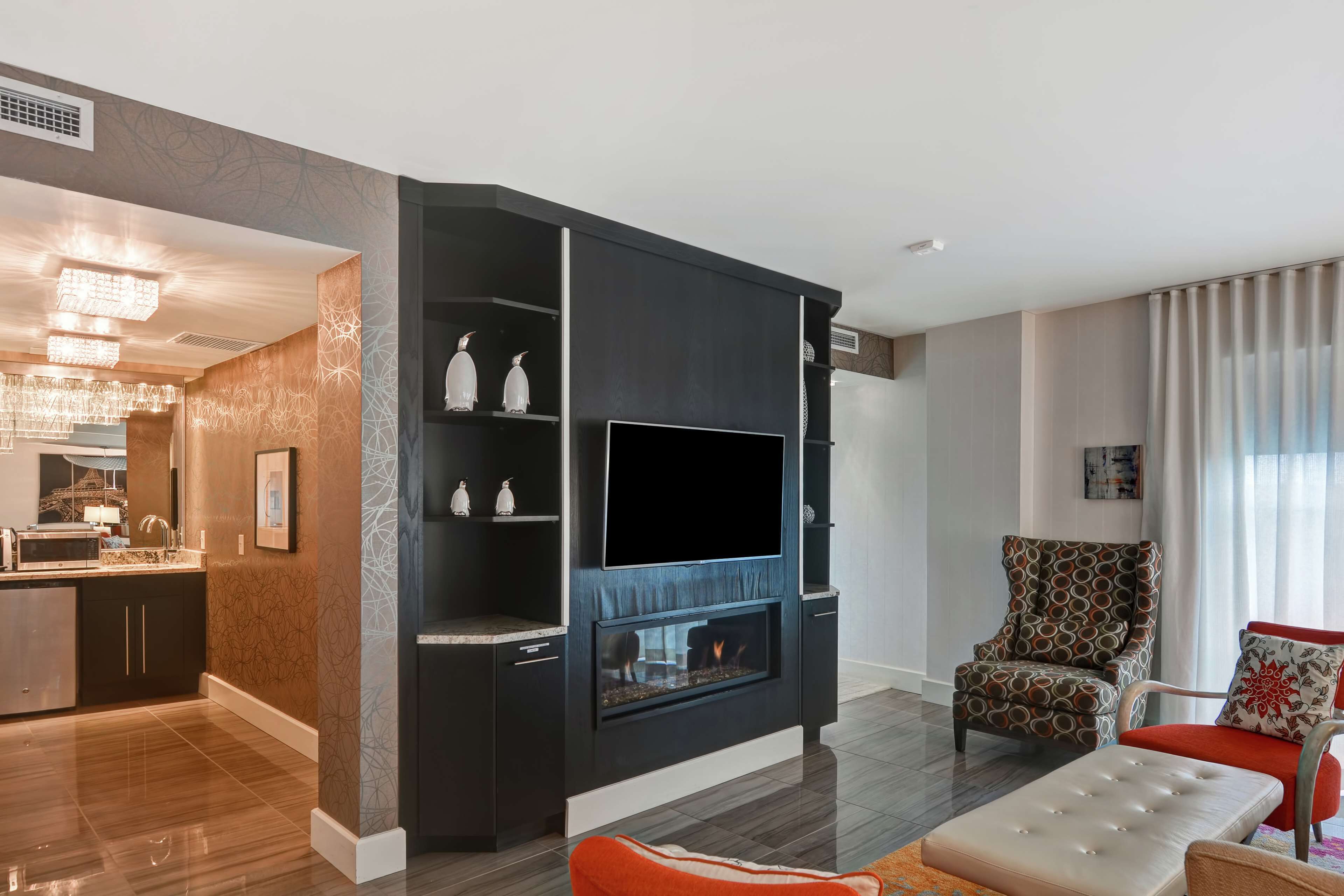 suite, 1 king bed, non smoking, jetted tub | 1 bedroom, in-room safe, desk, laptop workspace