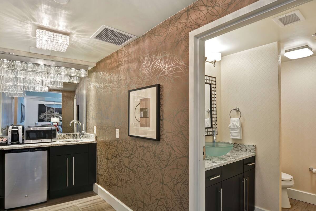 suite, 1 king bed, non smoking, jetted tub | 1 bedroom, in-room safe, desk, laptop workspace