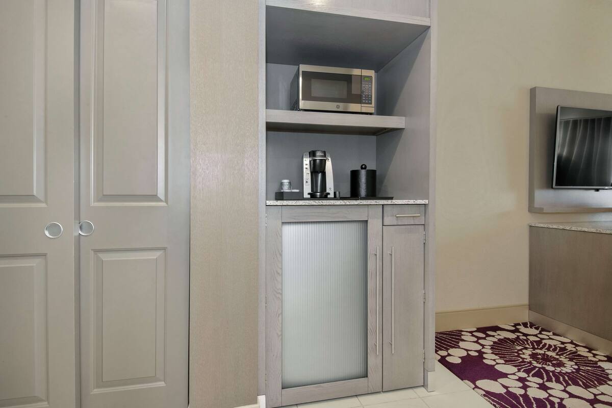 1 bedroom, in-room safe, desk, laptop workspace