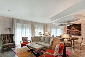 Suite, 1 King Bed, Non Smoking, Jetted Tub | In-room safe, desk, laptop workspace, free rollaway beds - Hilton Garden Inn Raleigh /Crabtree Valley (Raleigh)