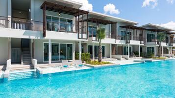 7 outdoor pools, pool umbrellas, pool loungers