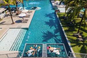 7 piscinas al aire libre, sombrillas, sillones reclinables de piscina