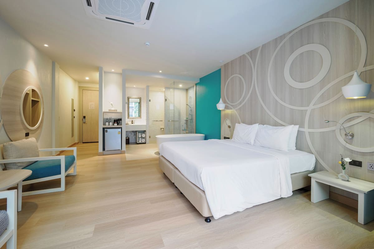 Bay Romance | มินิบาร์, ตู้นิรภัยในห้องพัก, โต๊ะทำงาน, ผ้าม่านกันแสง