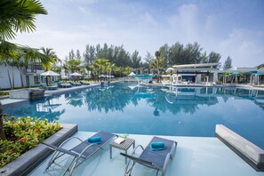 7 piscine all'aperto, ombrelloni da piscina, lettini