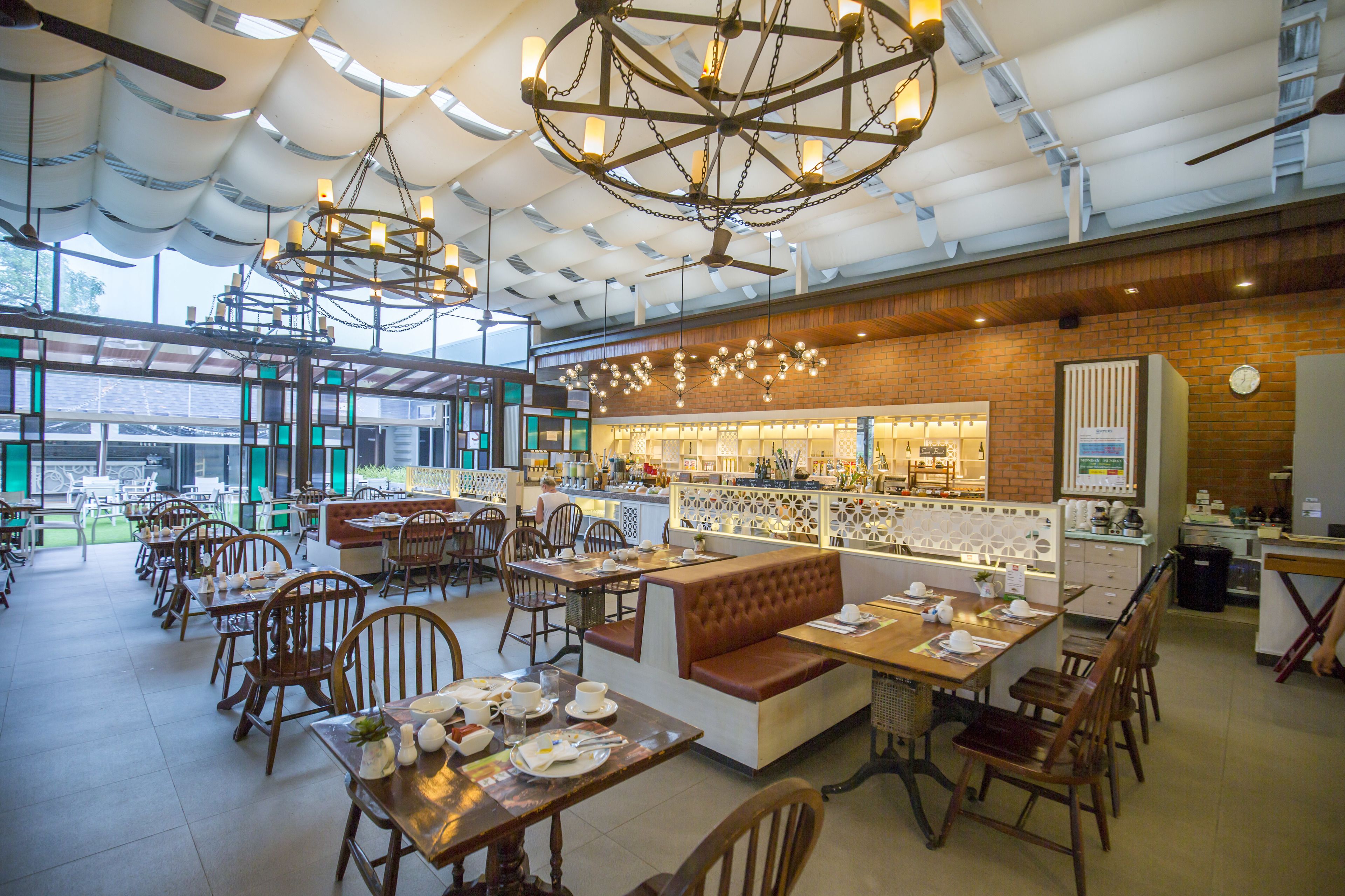 breakfast and dinner served, italian cuisine