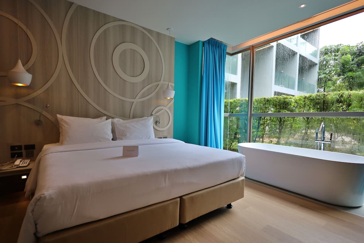 Bay Grand Suite | Minibar, caja de seguridad en la habitación y escritorio