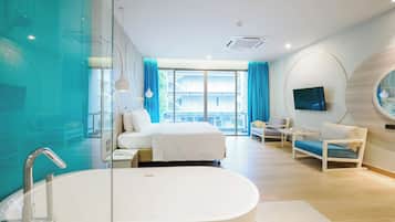 Bay Romance | Minibar, in-room safe, desk, blackout curtains