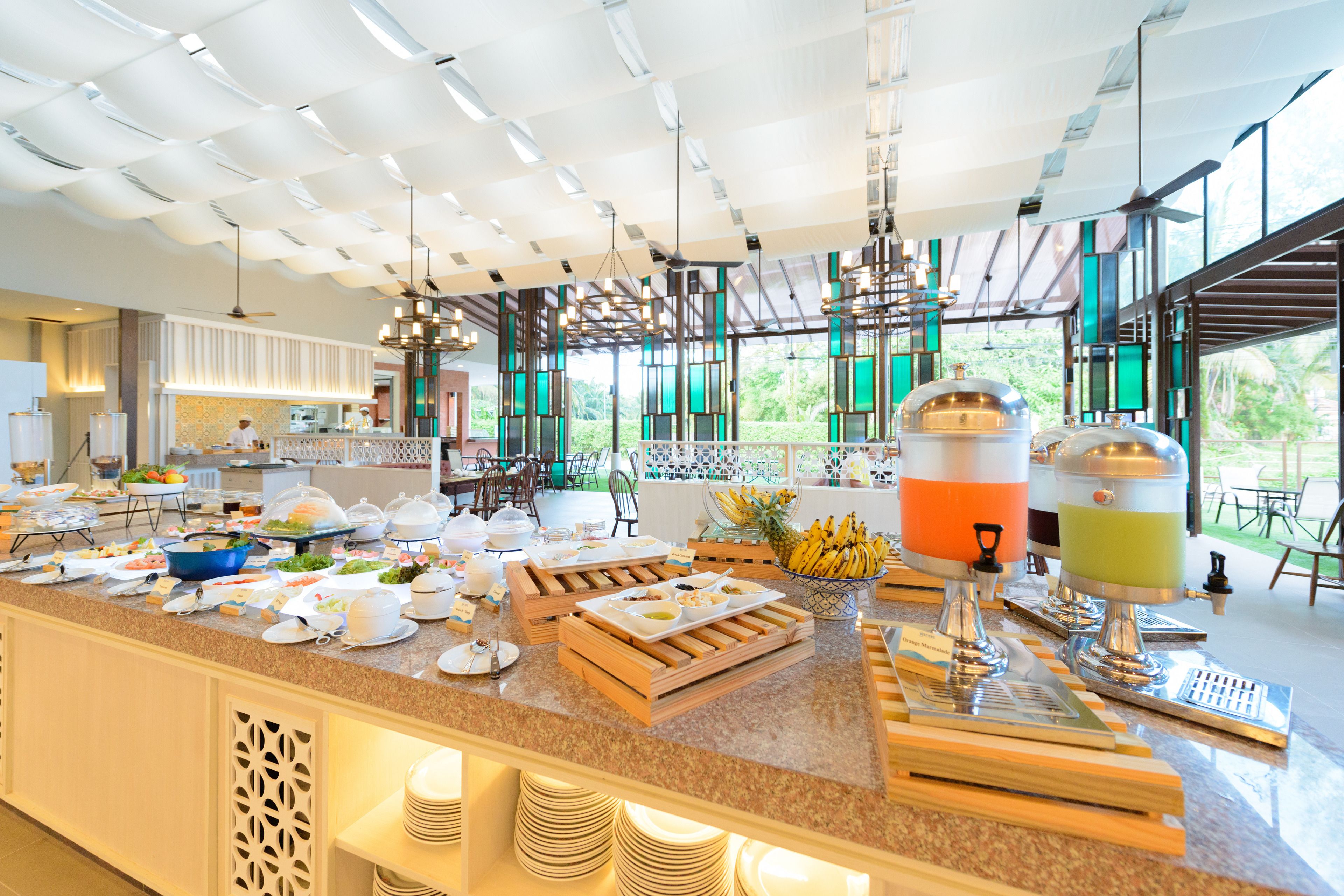 breakfast and dinner served, italian cuisine