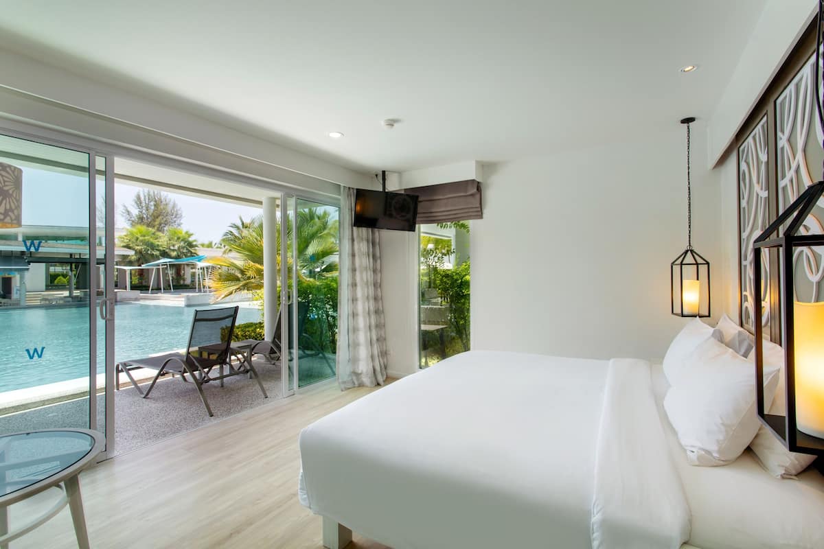 Upper Pool Access (upgrade Water Pool Access) | มินิบาร์, ตู้นิรภัยในห้องพัก, โต๊ะทำงาน, ผ้าม่านกันแสง