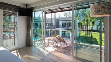 Upper Pool Access | Minibar, coffres-forts dans les chambres, bureau, rideaux occultants