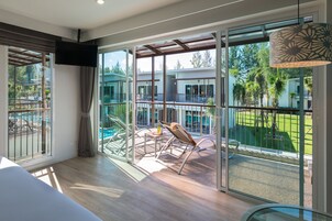 Upper Pool Access | 迷你吧、房內夾萬、書桌、遮光窗簾/窗簾