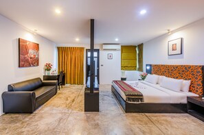 Deluxe King Suite | Minibar, caja de seguridad en la habitación y escritorio 