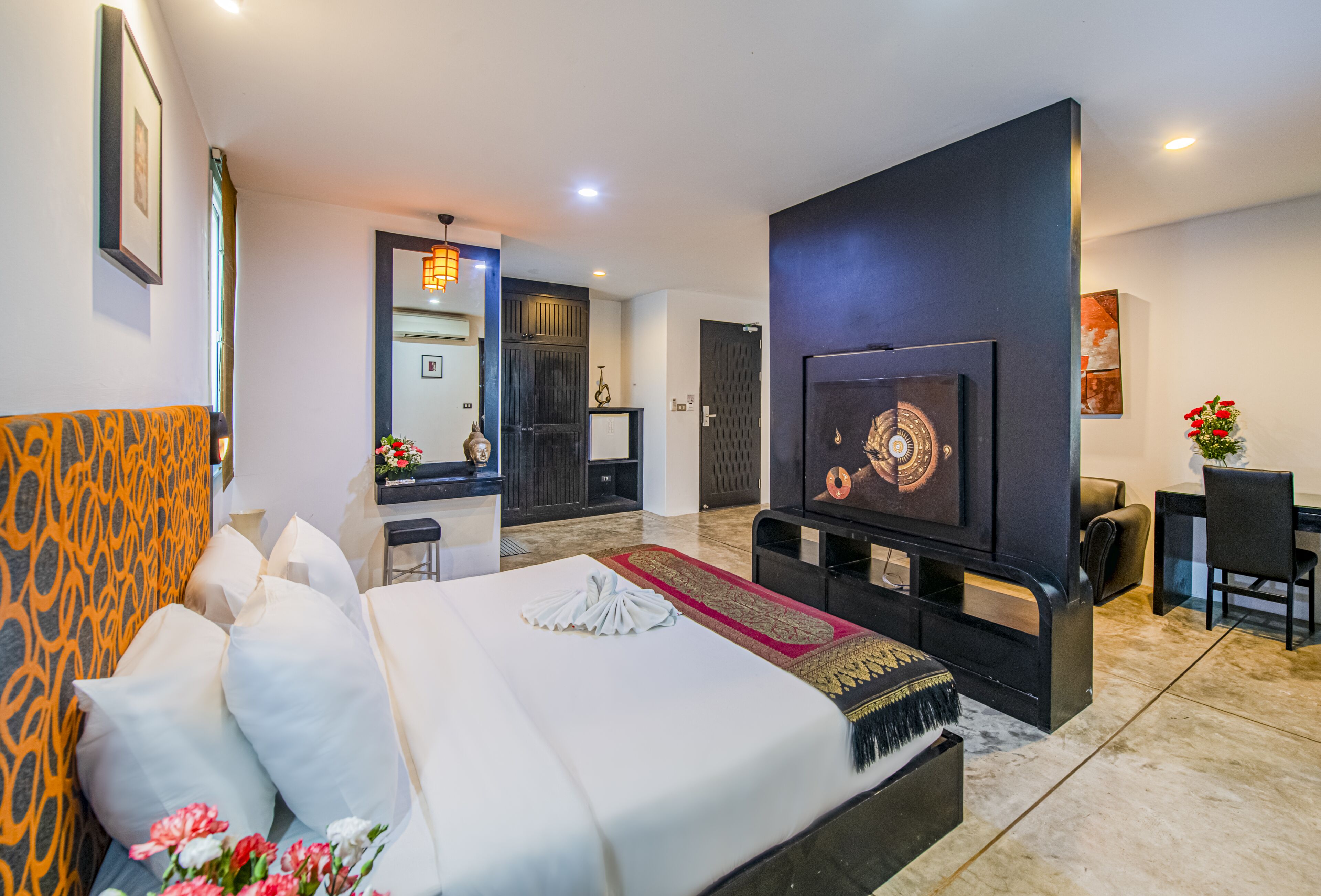 Minibar, coffres-forts dans les chambres, bureau