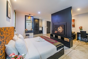 Deluxe King Suite | Minibar, Zimmersafe, Schreibtisch, Bügeleisen/Bügelbrett