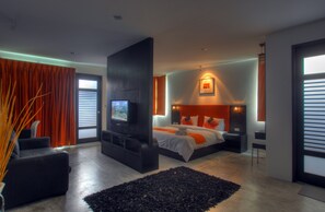 Deluxe King Suite | Minibar, una cassaforte in camera, una scrivania, ferro/asse da stiro