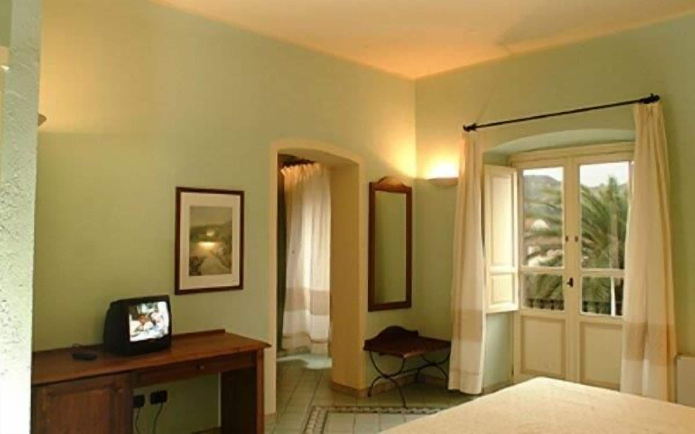 classic double room, 1 double or 2 single beds, river view | 1 bedroom, in-room safe, individually decorated, individually furnished