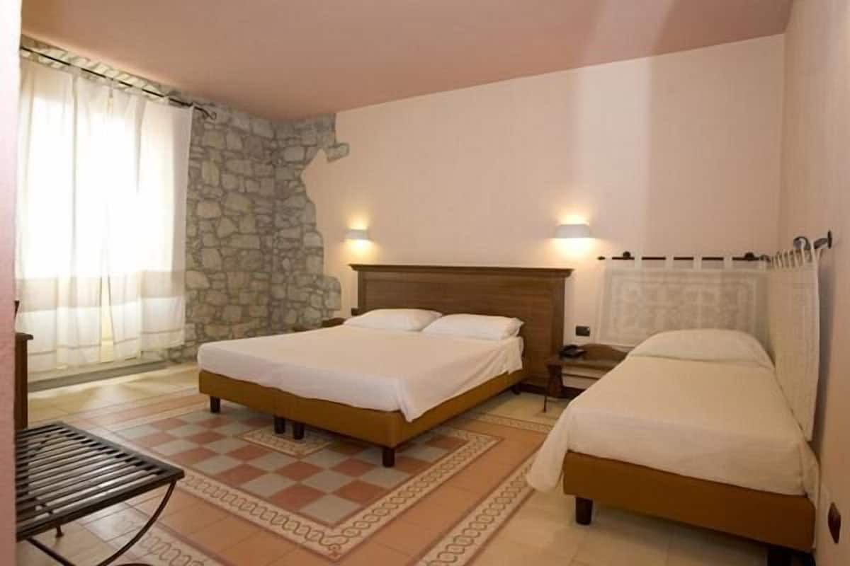Classic Triple Room | In-room safe, individually decorated, individually furnished, desk