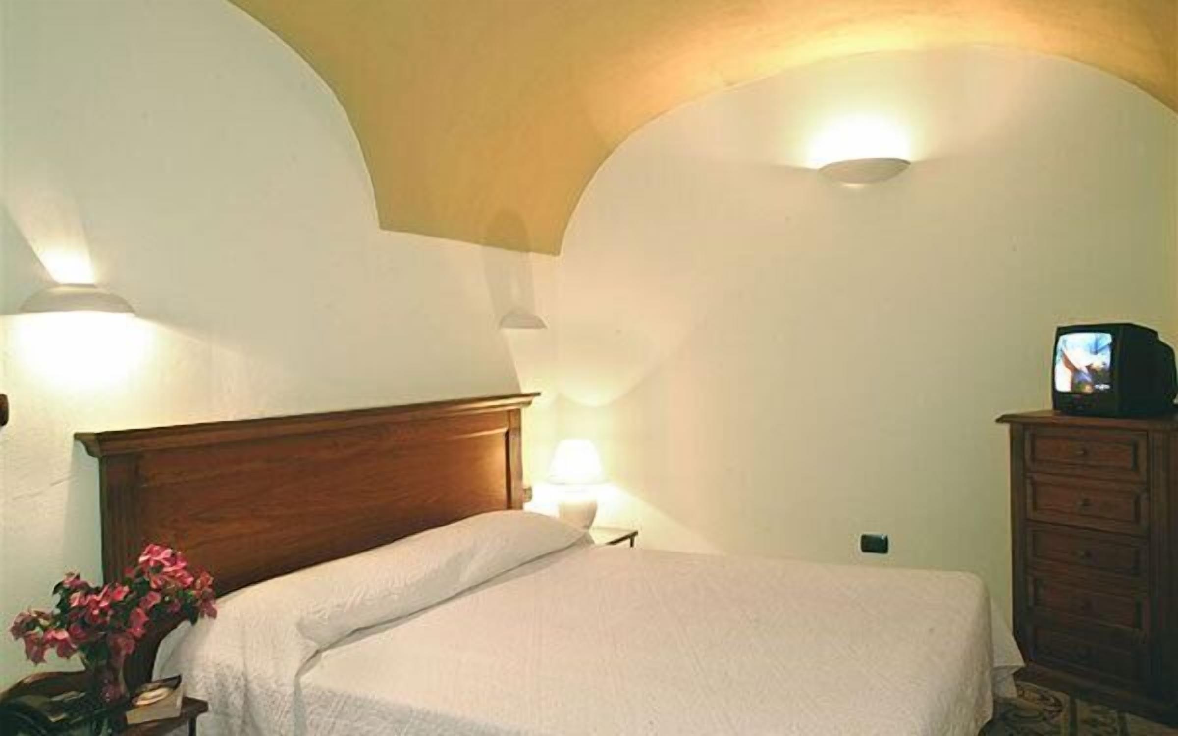 classic double room | 1 bedroom, in-room safe, individually decorated, individually furnished