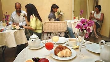 Free daily continental breakfast