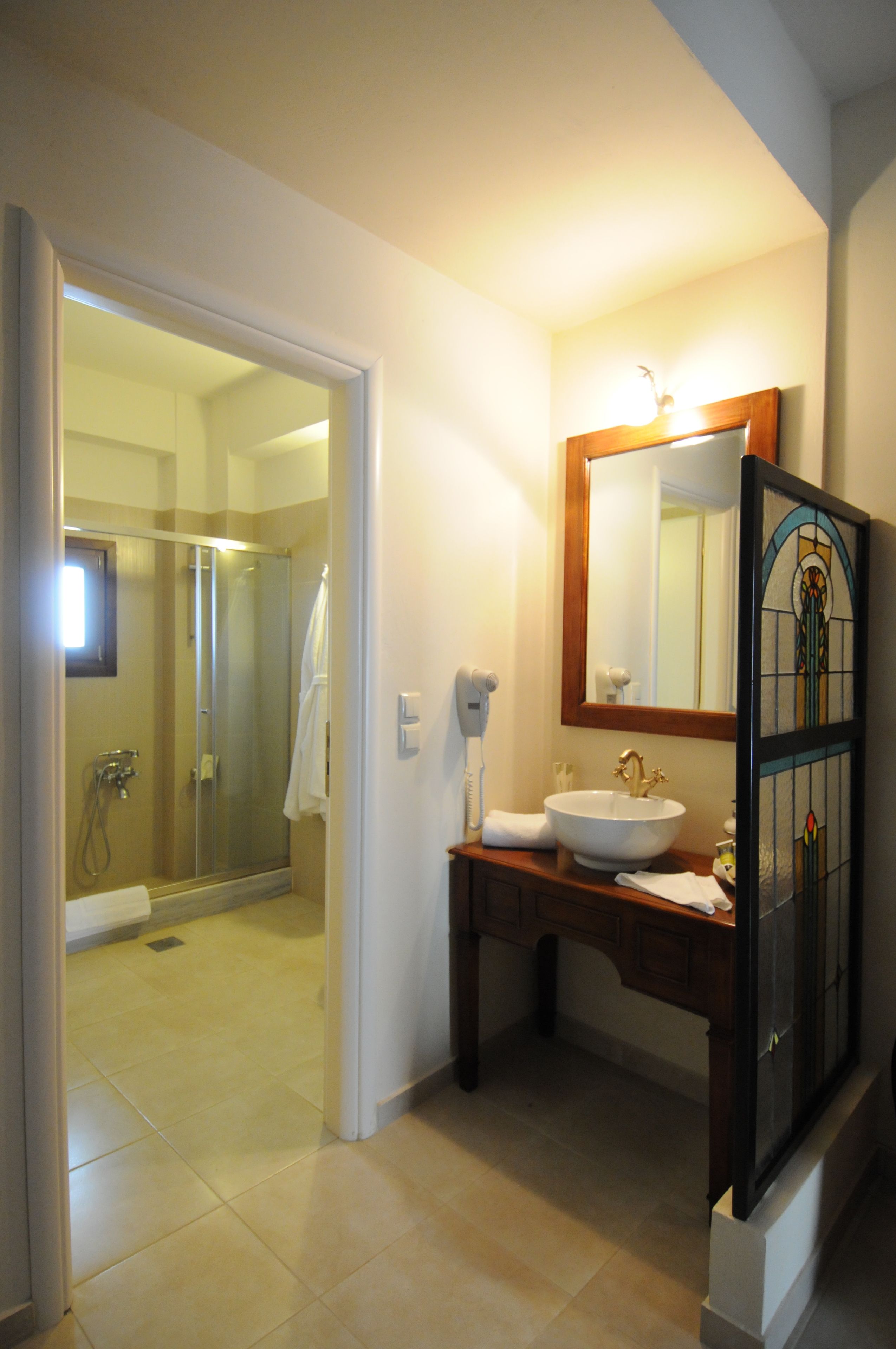 Junior Suite | Bathroom | Free toiletries, bathrobes, slippers, towels