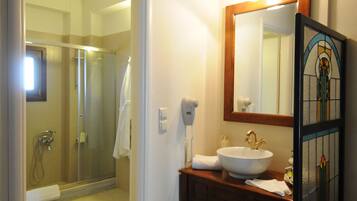 Junior Suite | Bathroom | Free toiletries, bathrobes, slippers, towels