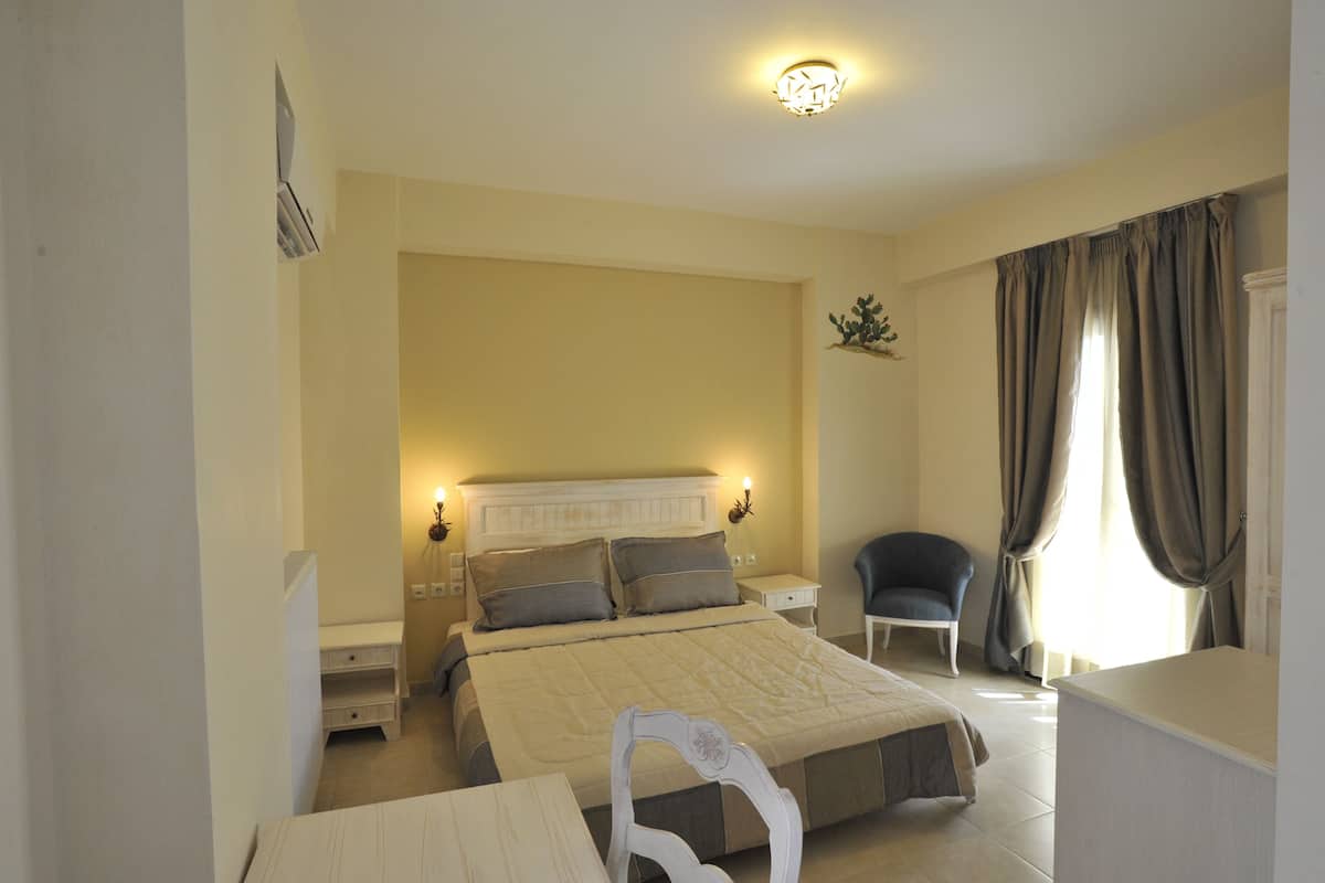 Premium bedding, minibar, in-room safe, desk
