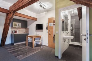 Studio | Bathroom | Shower, free toiletries, towels - Schieners Hotel und Apfelhof (Wemding)