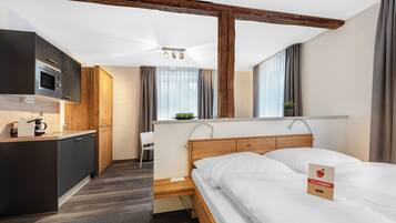 Superior tweepersoonskamer | Een kluis op de kamer, een bureau, verduisterende gordijnen