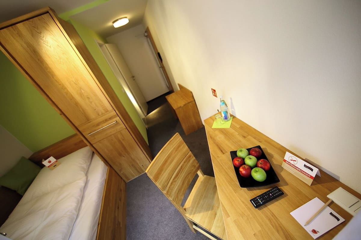 Classic Single Room | In-room safe, desk, blackout drapes, soundproofing