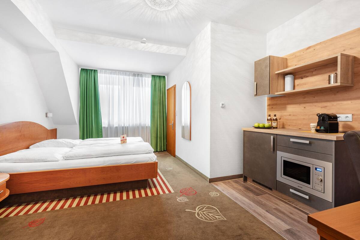 Studio | In-room safe, desk, blackout drapes, soundproofing