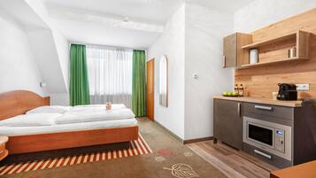 Caja de seguridad en la habitación, escritorio y cortinas blackout