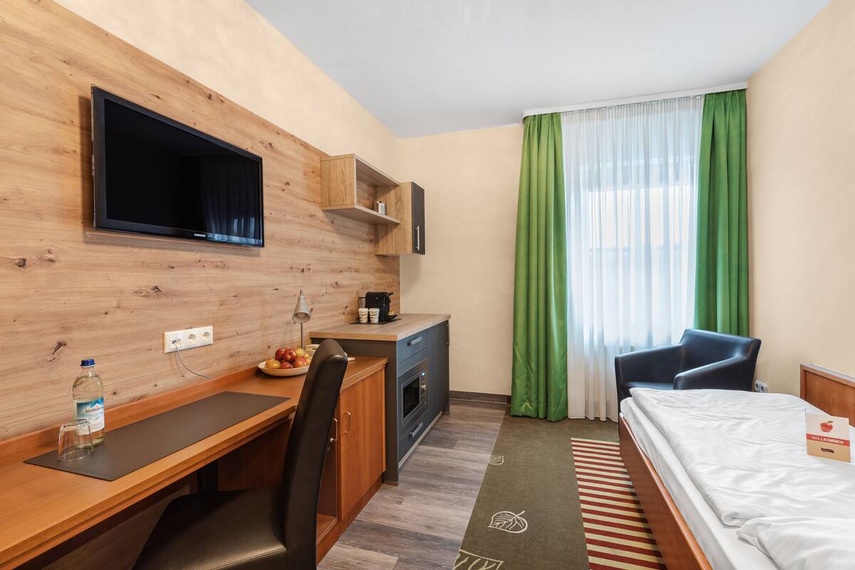 Ropa de cama hipoalergénica y caja de seguridad en la habitación
