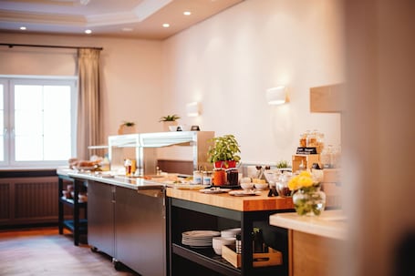 Daily buffet breakfast for a fee. Schieners Hotel und Apfelhof