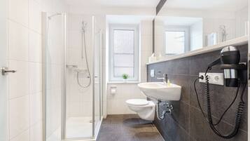 Shower, free toiletries, towels
