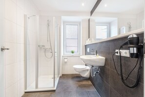 Een douche, gratis toiletartikelen, handdoeken