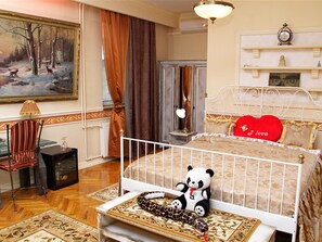 Memory foam-senger, safe på rommet og individuelt dekorert