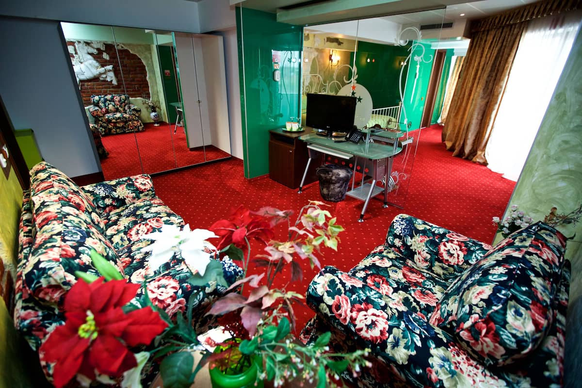 Premium kamer, 1 slaapkamer | Bedden met traagschuimmatrassen, een kluis op de kamer