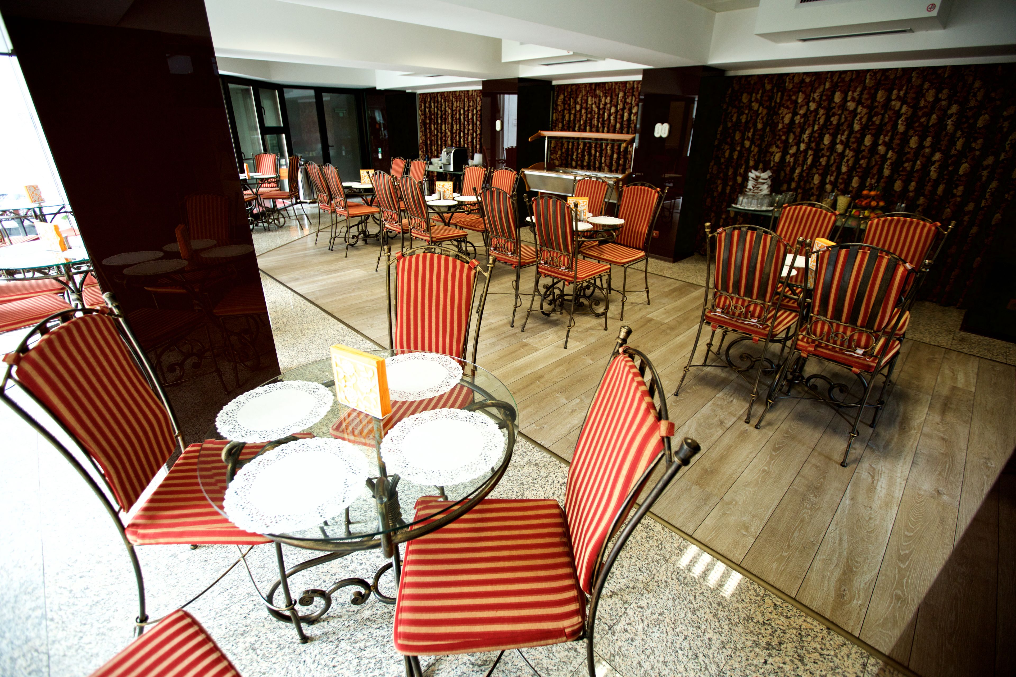 Kontinental frukost varje dag (RON 47 per person)