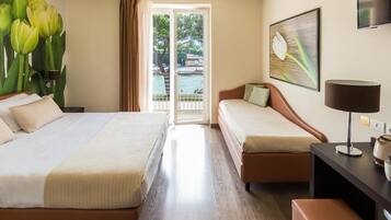 Comfort Triple Room, Balcony | Minibar, una cassaforte in camera, con stile personalizzato