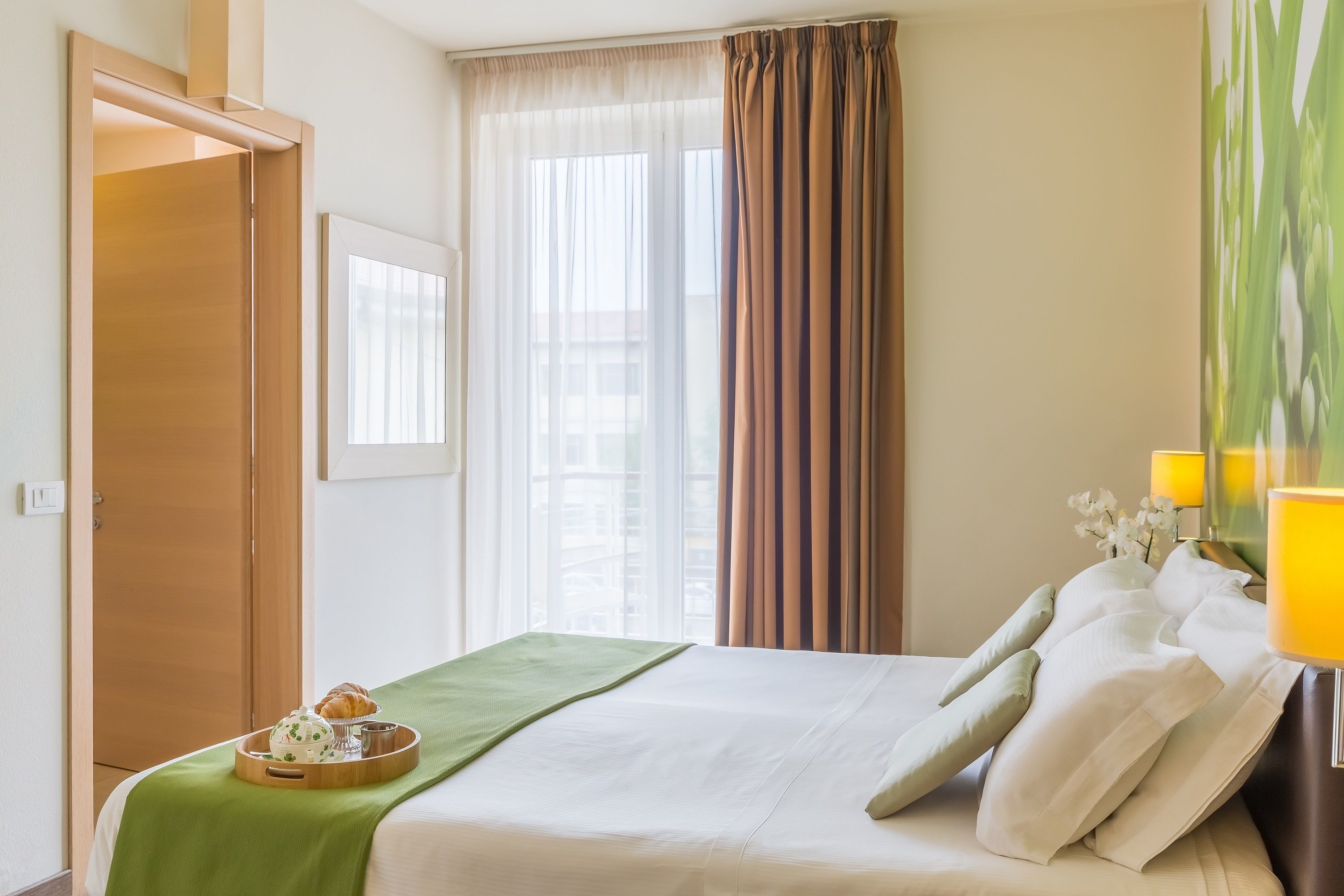 comfort room with balcony | 1 bedroom, minibar, in-room safe, individually decorated