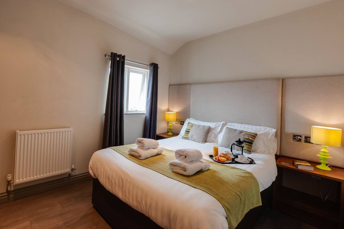 Apartment, 2 Bedrooms | Egyptian cotton sheets, iron/ironing board, WiFi (free), bed sheets