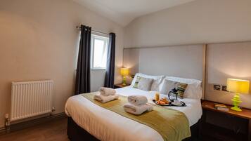 Apartment, 2 Bedrooms | Egyptian cotton sheets, iron/ironing board, free WiFi, bed sheets