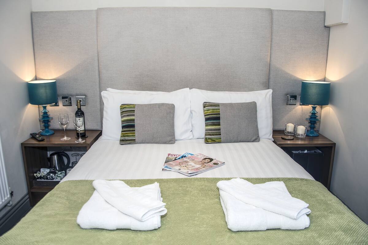 Standard Double Room, Ensuite (Small) | Egyptian cotton sheets, iron/ironing board, WiFi (free), bed sheets