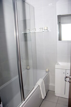 Apartamento, 2 quartos | Banheiro | Produtos de toalete grátis, secador de cabelo, toalhas de banho